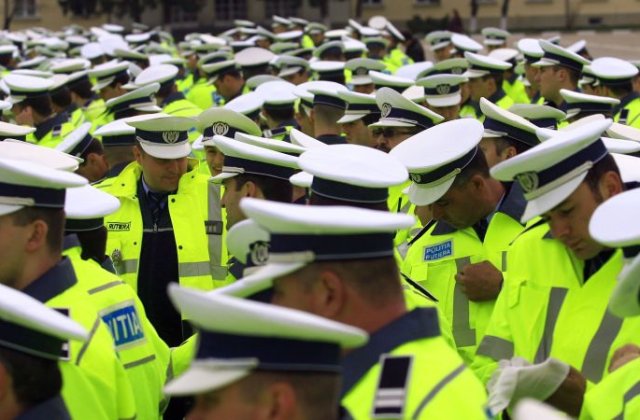 Politistii picheteaza sediul Ministerului de Interne intre orele 10.00 si 14.00, cerand marirea salariilor