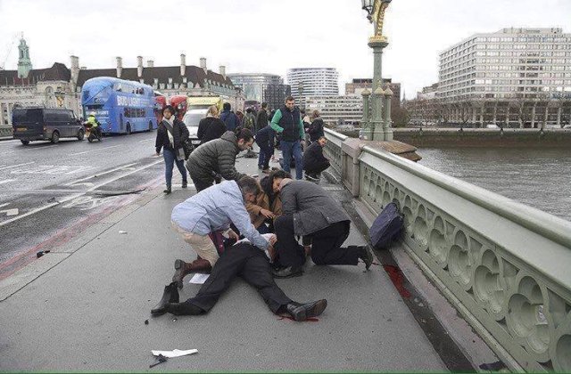 MAE: Unul dintre romanii raniti in atacul de la Londra, spitalizat in continuare in stare grava, celalalt a fost externat