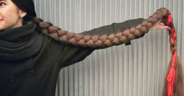 Rapunzel exista! Uite ce par lung are aceasta tanara!