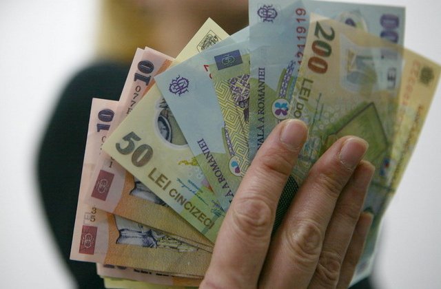 Leul recupereaza distanta fata de monedele din regiune