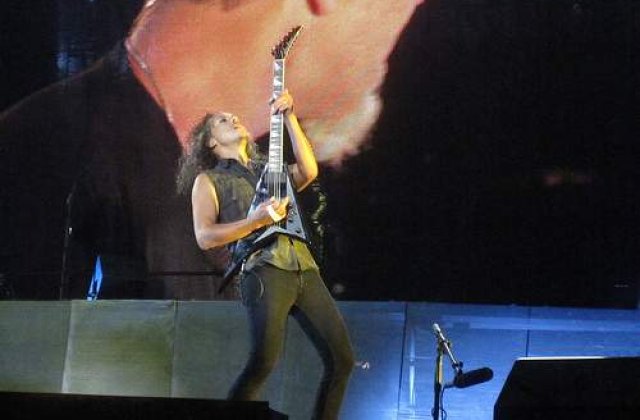 [VIDEO] Chitaristul Metallica a aruncat un copil de pe scena