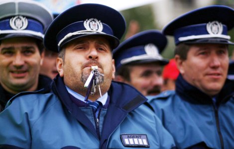 Numarul politistilor care protesteaza in fata MAI depaseste 1000