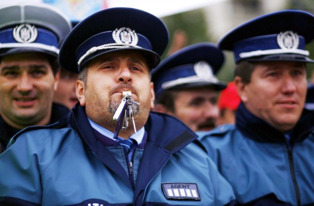Numarul politistilor care protesteaza in fata Ministerului Afacerilor Interne depaseste o mie