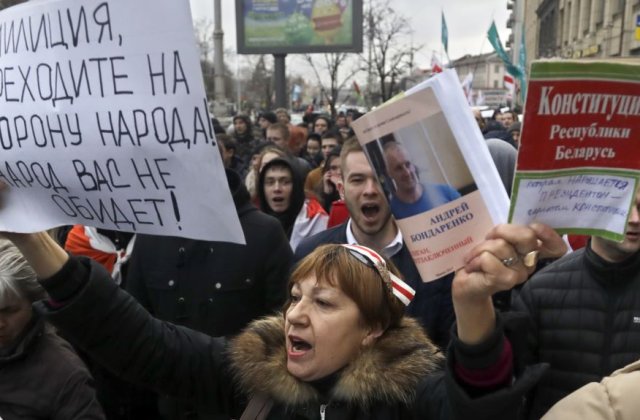 Minsk: Autoritatile au arestat sute de persoane, care au protestat fata de o taxa ce-i vizeaza pe somerii din Belarus