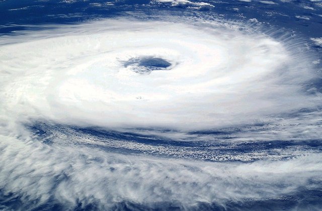 Peste 3.500 de oameni au fost evacuati in Australia, inainte de cel mai puternic ciclon din ultimii 6 ani