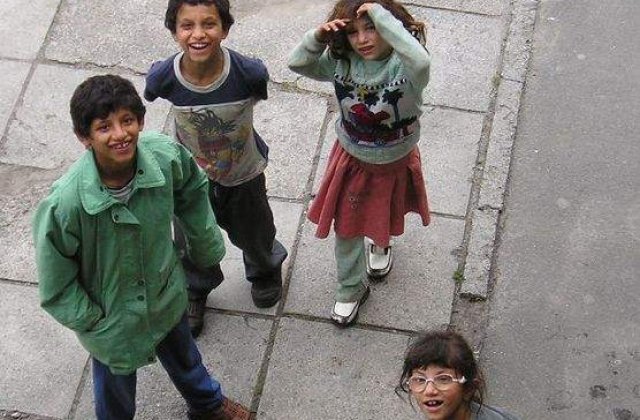 Trei copii romi, la spital dupa ce politistii francezi au folosit gaze lacrimogene