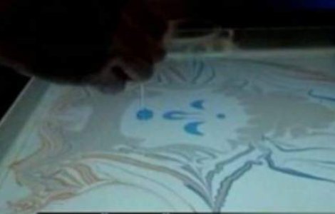  Video  Un artist din China realizeaza picturi pe apa