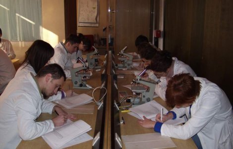 Absolventii de Medicina care nu intra la Rezidentiat vor putea face garzi si ajuta medicii pe sectii