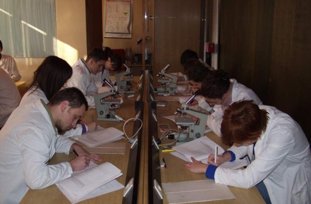 Absolventii de Medicina care nu intra la Rezidentiat vor putea face garzi si ajuta medicii pe sectii