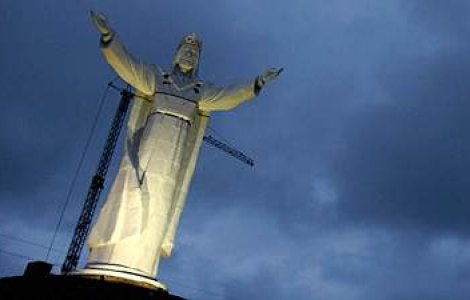  Foto  Cea mai inalta statuie a lui Iisus