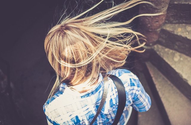 Top 9 greseli de styling care determina caderea parului. Si tu le faci?