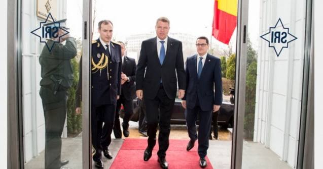 Iohannis cere echilibru si echidistanta de la SRI
