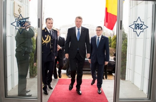 Iohannis cere echilibru si echidistanta de la SRI