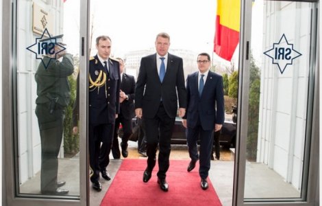 Iohannis cere echilibru si echidistanta de la SRI
