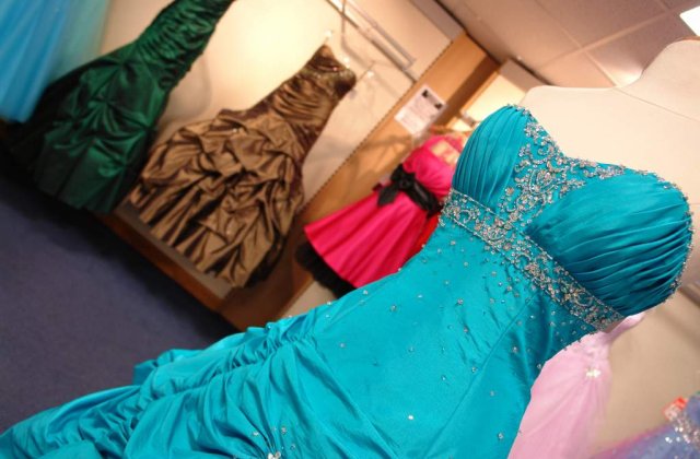 [FOTO] Cum s-au imbracat vedetele la AMA 2010