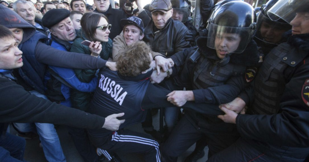 Manifestatii anticoruptie in Rusia: Putin apara interventia in forta