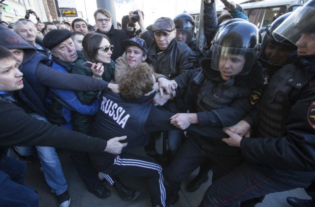 Manifestatii anticoruptie in Rusia: Putin apara interventia in forta a politiei