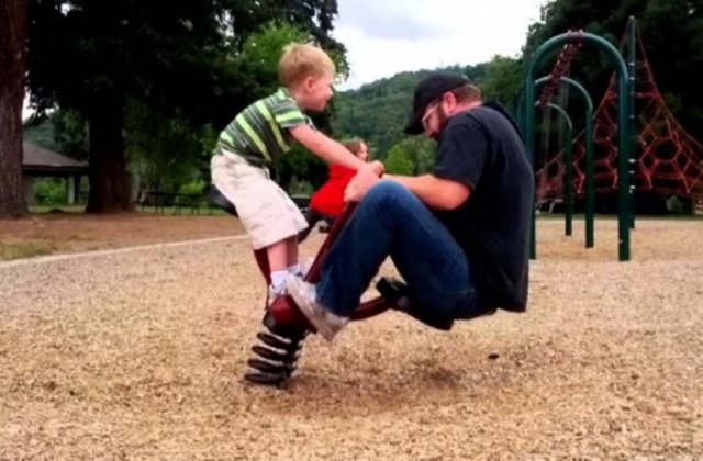 10 poze care demonstreaza ca putem fi copii la orice varsta