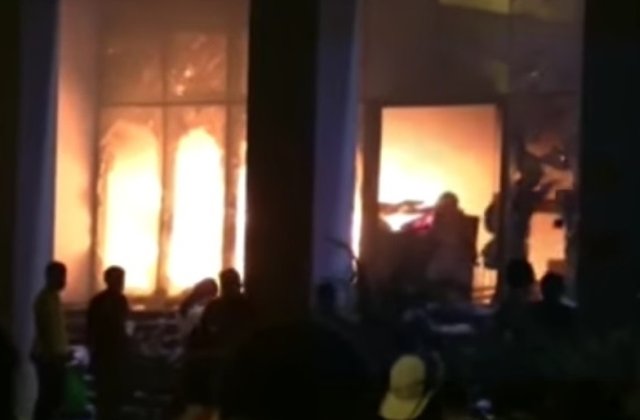 [Video] Congresul din Paraguay, incendiat de protestatari