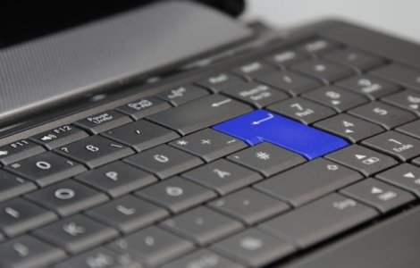 FBI avertizeaza: Gruparile teroriste pot crea bombe ascunse in laptopuri ce trec nedetectate pe aeroporturi