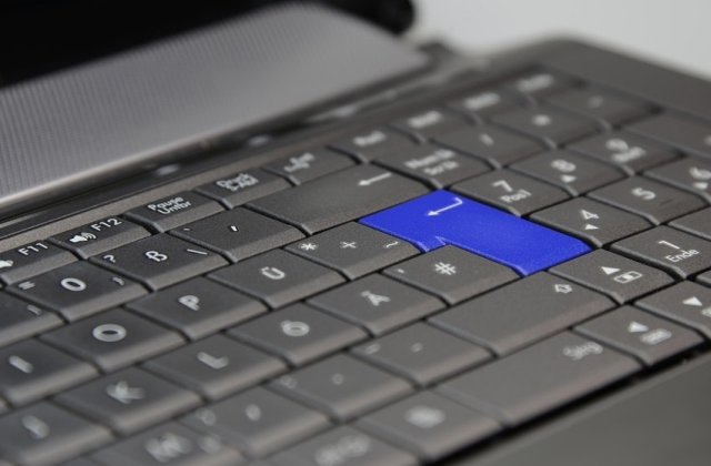 FBI avertizeaza: Gruparile teroriste pot crea bombe ascunse in laptopuri ce trec nedetectate pe aeroporturi