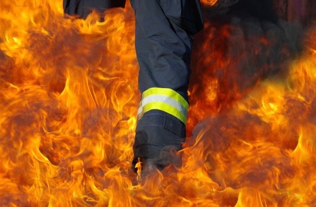 O persoana carbonizata, alta ranita, intr-un incendiu care a cuprins un depozit de legume si fructe din Afumati