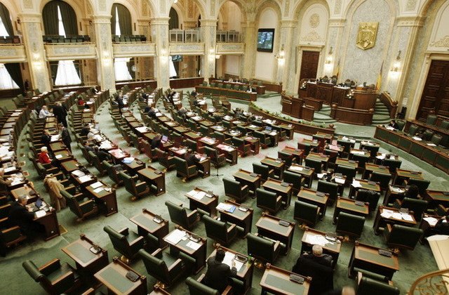 Senatul dezbate modificari la legea educatiei. Mese gratuite elevilor, pensionarea profesorilor si directorii, pe agenda