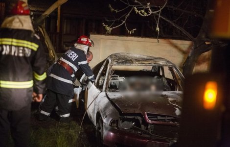 Timis: Doua persoane carbonizate dupa ce masina in care se aflau a luat foc