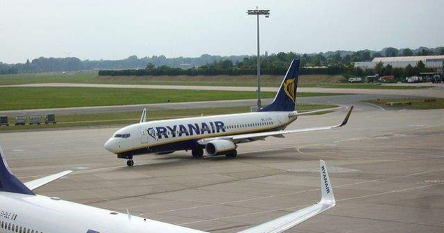 O cursa Ryanair Romania-Italia a intarziat 3 ore din cauza unei manusi