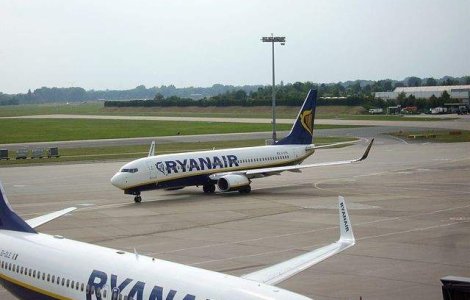 O cursa Ryanair Romania-Italia a intarziat 3 ore din cauza unei manusi