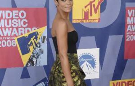 Rihanna si Fergie, in topul celor mai bine imbracate vedete