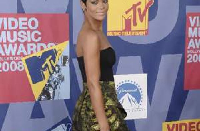 Rihanna si Fergie, in topul celor mai bine imbracate vedete