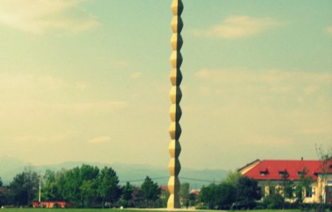 O fata de 12 ani a scrijelit pe Coloana Infinitului un mesaj