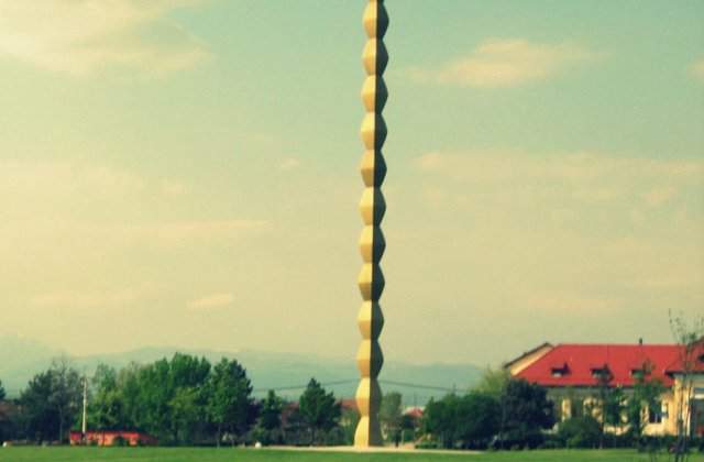 Targu Jiu: o fetita de 12 ani a scrijelit pe Coloana Infinitului un mesaj pentru prietena ei