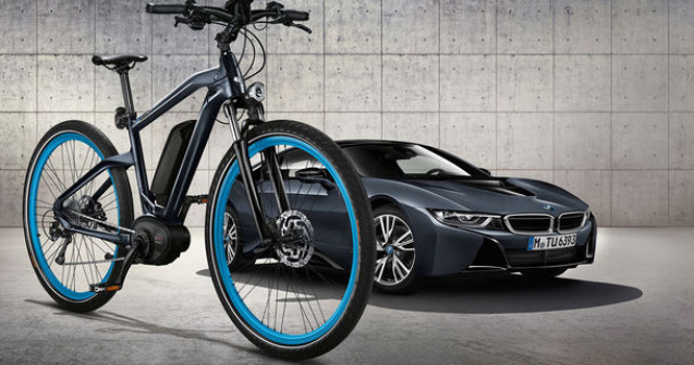 Sezonul de pedalat debuteaza cu propuneri pe doua roti de la marii constructori auto: bicicletele Bugatti, BMW sau Porsche costa cateva mii de euro