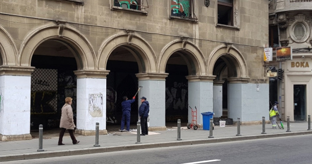 O cladire monument-istoric de pe Calea Victoriei, vopsita in gri. Primaria Capitalei: E ilegal