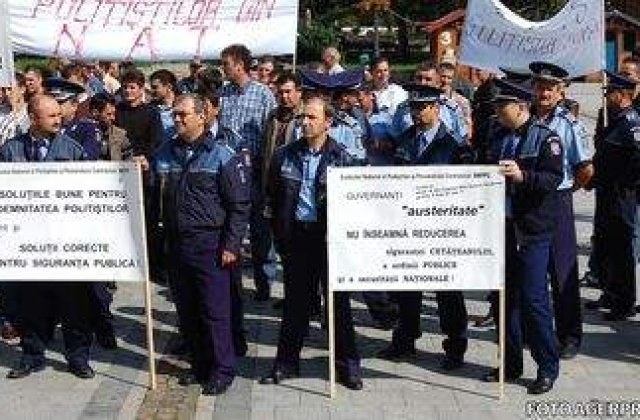 Salariile politistilor, din nou taiate