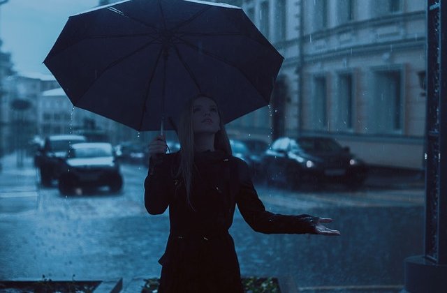 Informare meteo de ploi, ninsori si vant, pana sambata dimineata