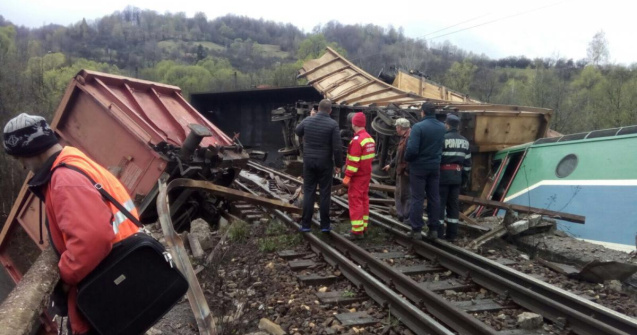 Un tren de marfa a deraiat intre Petrosani si Simeria. Cei doi mecanici au murit