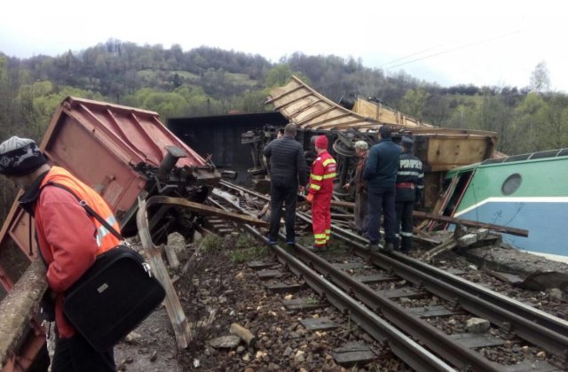 Un tren de marfa a deraiat intre Petrosani si Simeria. Cei doi mecanici au murit