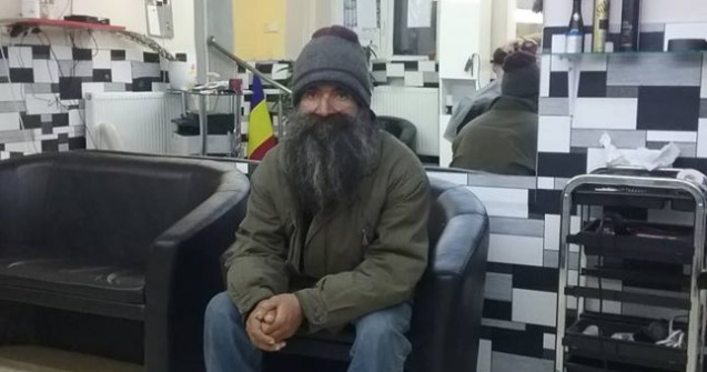 Om al strazii din Timisoara, transformat complet dupa ce a intrat pe mainile unui frizer