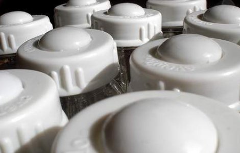 UE interzice biberoanele toxice de plastic