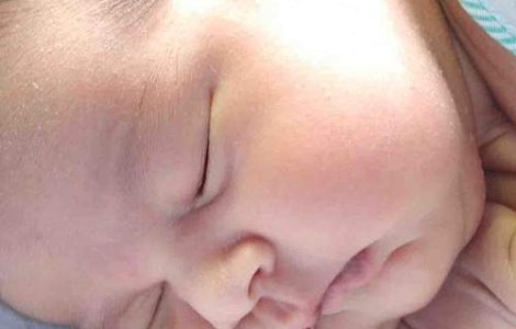 Bebelus de sapte luni batut crunt de tatal sau