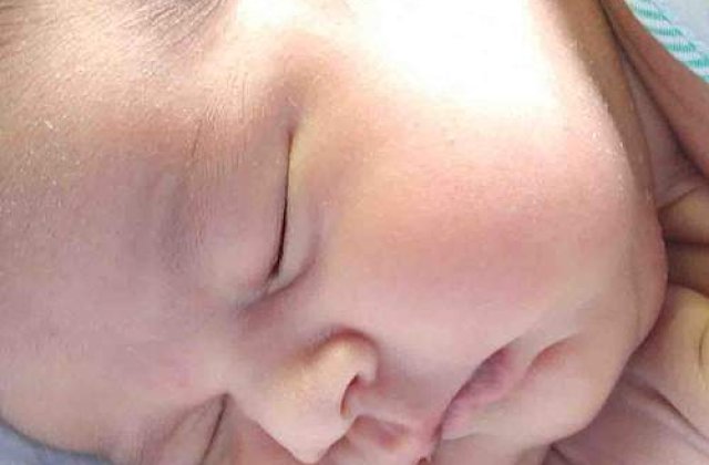 Bebelus de sapte luni batut crunt de tatal sau