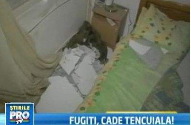 [VIDEO] Tavanul dintr-un bloc ANL a cazut in dormitorul locatarilor