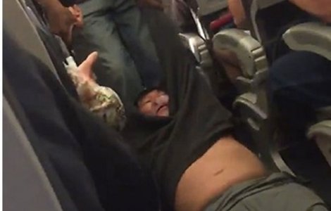 Pasager dintr-un avion United Airlines, scos cu forta din avion