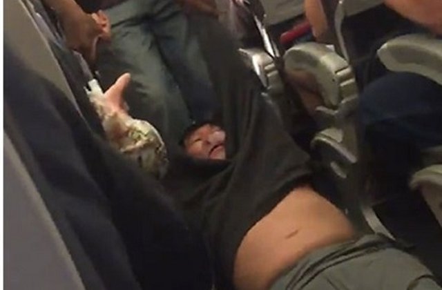Pasager dintr-un avion United Airlines, scos cu forta din avion din cauza unei erori a companiei aeriene