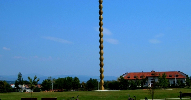 Coloana Infinitului, scrijelita din nou de o adolescenta