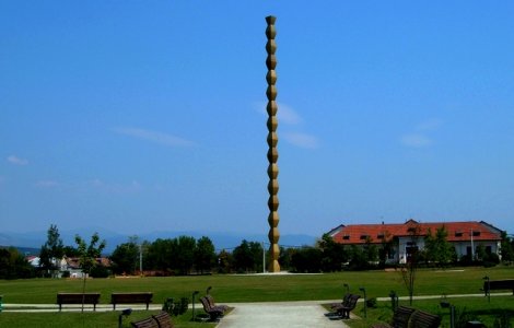 Coloana Infinitului, scrijelita din nou de o adolescenta