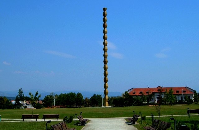 Dosar penal pentru distrugere dupa ce Coloana Infinitului a fost scrijelita din nou de o adolescenta